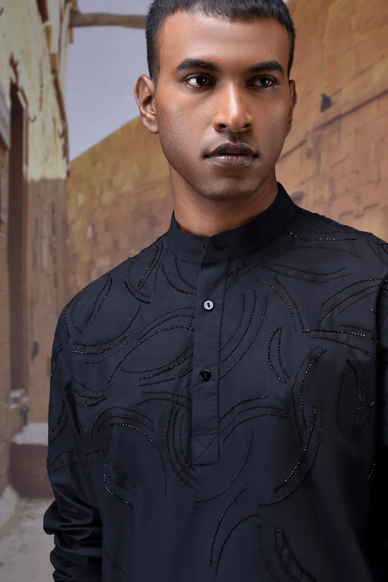 جينات ليكوانت هيمانت قميص بياقة قماشية مطرز باللون الأسود